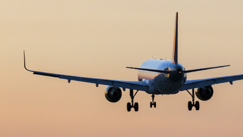 Flugzeug fliegt in den Sonnenuntergang